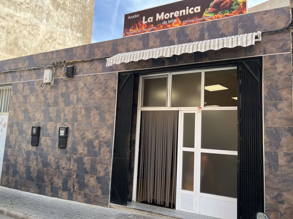 Fachada y puerta de Asador La Morenica en la calle Celada de Villena